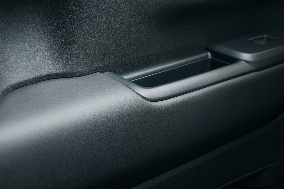 ターボ仕様ではプライムスムース素材のドアライニングアームレストを備える
