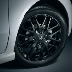 ベルリナブラック塗装の専用アルミホイール。ターボでは15インチ、NAモデルは14インチとなる