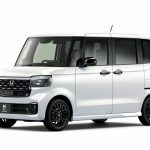 フォグライトガーニッシュやフロントグリルなどにブラック塗装を施すことで、より引き締まった上質感と迫力を演出