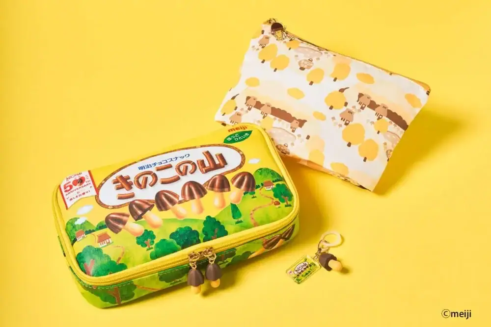 【公式サイトですでに完売も】再現度ヤバすぎる「明治 きのこの山」がポーチになった！豪華3点セット付録が登場します