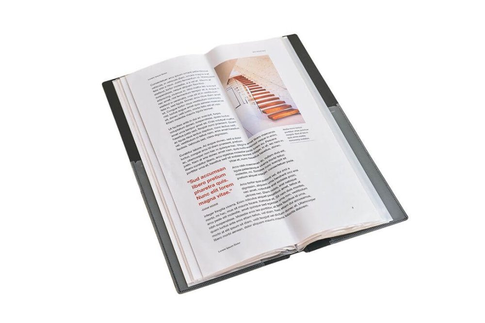 ポケットは横から書類を入れる仕様なので、携帯時にファイルが落ちにくい