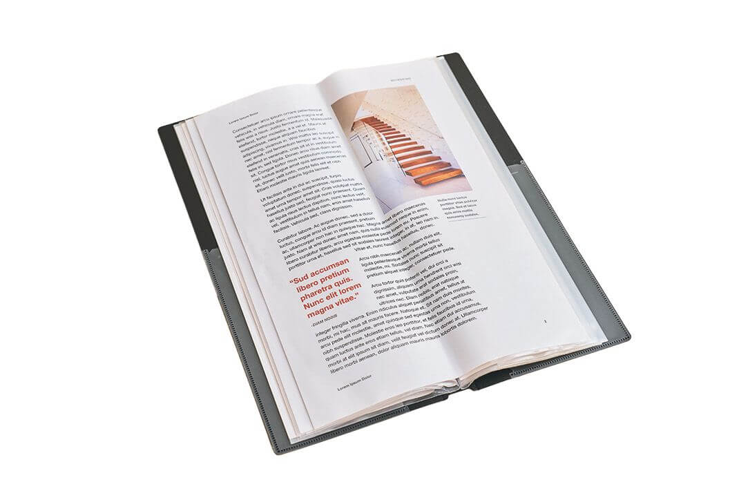 ポケットは横から書類を入れる仕様なので、携帯時にファイルが落ちにくい