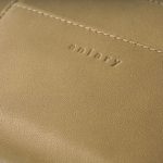 素材はツヤ感、風合い、風格、ソフトさ、弾力性の5拍子揃ったこだわりの「アルティザンレザー」を使用