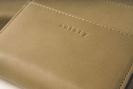 素材はツヤ感、風合い、風格、ソフトさ、弾力性の5拍子揃ったこだわりの「アルティザンレザー」を使用