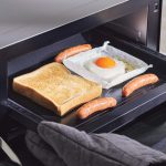 付属のグリルプレートを使うと、トーストと焼き物料理が一度に作れる