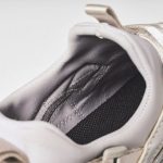 スリッポン構造で脱ぎ履きがラク