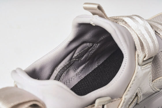 スリッポン構造で脱ぎ履きがラク