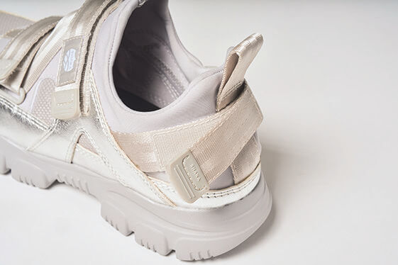 かかとのベルトで調節可能