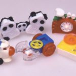 【1960～70年代】昭和42～48年、プラスチックのおもちゃが主流となり、男の子用、女の子用に分けられた。昭和49年からグリコのおもちゃが大きくカラフルに！