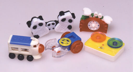 【1960~70年代】昭和42~48年、プラスチックのおもちゃが主流となり、男の子用、女の子用に分けられた。昭和49年からグリコのおもちゃが大きくカラフルに!