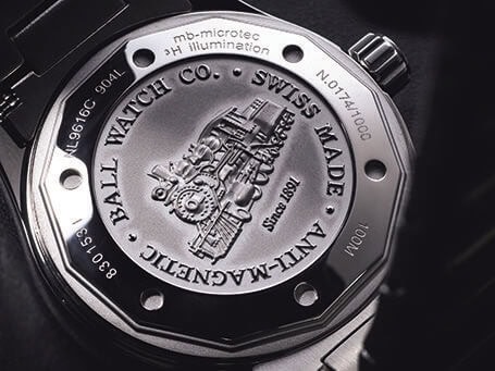 鉄道時計製造から始まった歴史を雄弁に物語る裏蓋