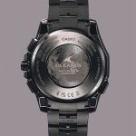 特別仕様の証として、ケースバックには月面がデザインされ、シリアルナンバーを刻印