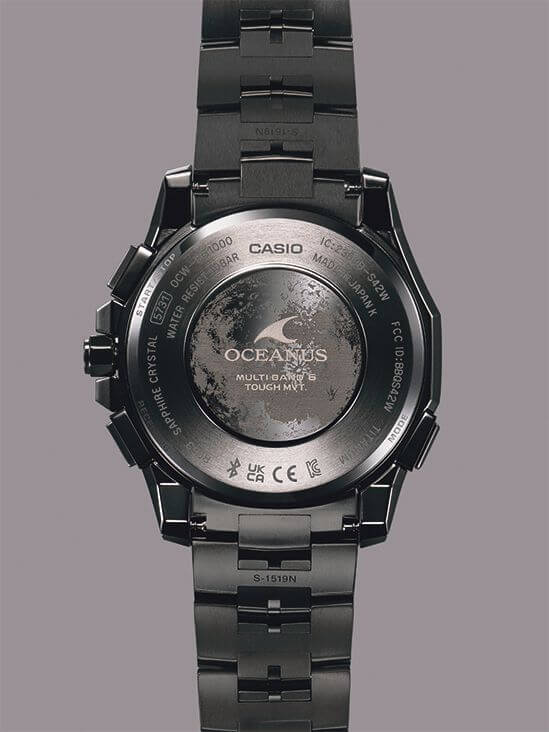 特別仕様の証として、ケースバックには月面がデザインされ、シリアルナンバーを刻印