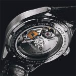 ムーブメントが覗くシースルーバックには、「漆」の文字をあしらい和のイメージを増幅