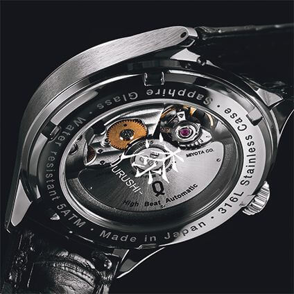 ムーブメントが覗くシースルーバックには、「漆」の文字をあしらい和のイメージを増幅