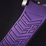 文字盤に合わせたパープルのシリコンラバーストラップを装備