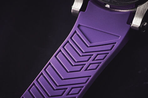 文字盤に合わせたパープルのシリコンラバーストラップを装備