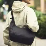 第1位 【すごい!ユニクロ、無印良品の爆売れバッグ】3000円以下の「細マッチョなショルダーバッグ」が大ヒット!傑作3選を徹底解説