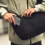 第1位 【すごい!ユニクロ、無印良品の爆売れバッグ】3000円以下の「細マッチョなショルダーバッグ」が大ヒット!傑作3選を徹底解説