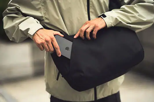 第1位　【すごい！ユニクロ、無印良品の爆売れバッグ】3000円以下の「細マッチョなショルダーバッグ」が大ヒット！傑作3選を徹底解説