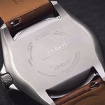 ケースバックにはもちろんロゴをオン