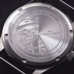 硬派なモデルにキュートな猫の影