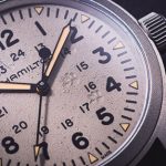 硬派なモデルにキュートな猫の影