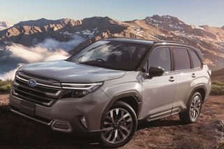 【ヒットモノ大賞2025】本格オフローダーに注文殺到！無双状態の「スバル 新型フォレスター」＆伝説の「スズキ ジムニー ノマド」を識者が徹底解説