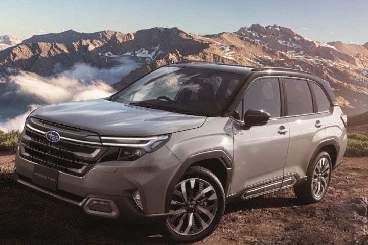 【ヒットモノ大賞2025】本格オフローダーに注文殺到!無双状態の「スバル新型フォレスター」&伝説の「スズキジムニーノマド」を識者が徹底解説