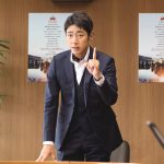 小泉孝太郎さんが演じる山王優太郎は、佐藤浩市さん演じる豪快で人間味にあふれた馬主・山王耕造の息子で、同氏経営のロイヤルヒューマン社の後継者候補でもある人物