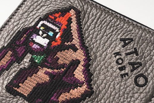 魅力的なピクセル刺繍とイタリアンレザー