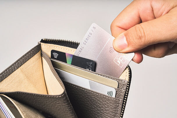 ミニサイズながらカード収納も充実