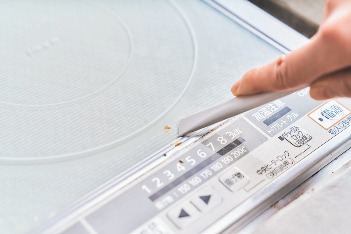 こびりついた油汚れや焦げつきを、ヘラの先端でカリカリ