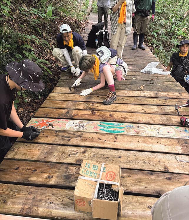 会場周辺の環境保全を行う「FUJIROCKの森」活動も実施