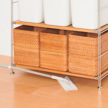 ヘッドの小回りがきくので、ラックやソファの下、インテリアと壁の隙間なども掃除しやすい