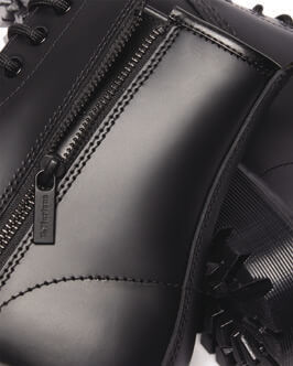 ドクターマーチン
1460 ZIP BEX 8ホール ブーツ　「サイドジップで着脱が容易に」