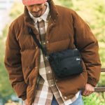 秋めいたコーデュロイ ダウン×ボディバッグで街を華やかに彩る