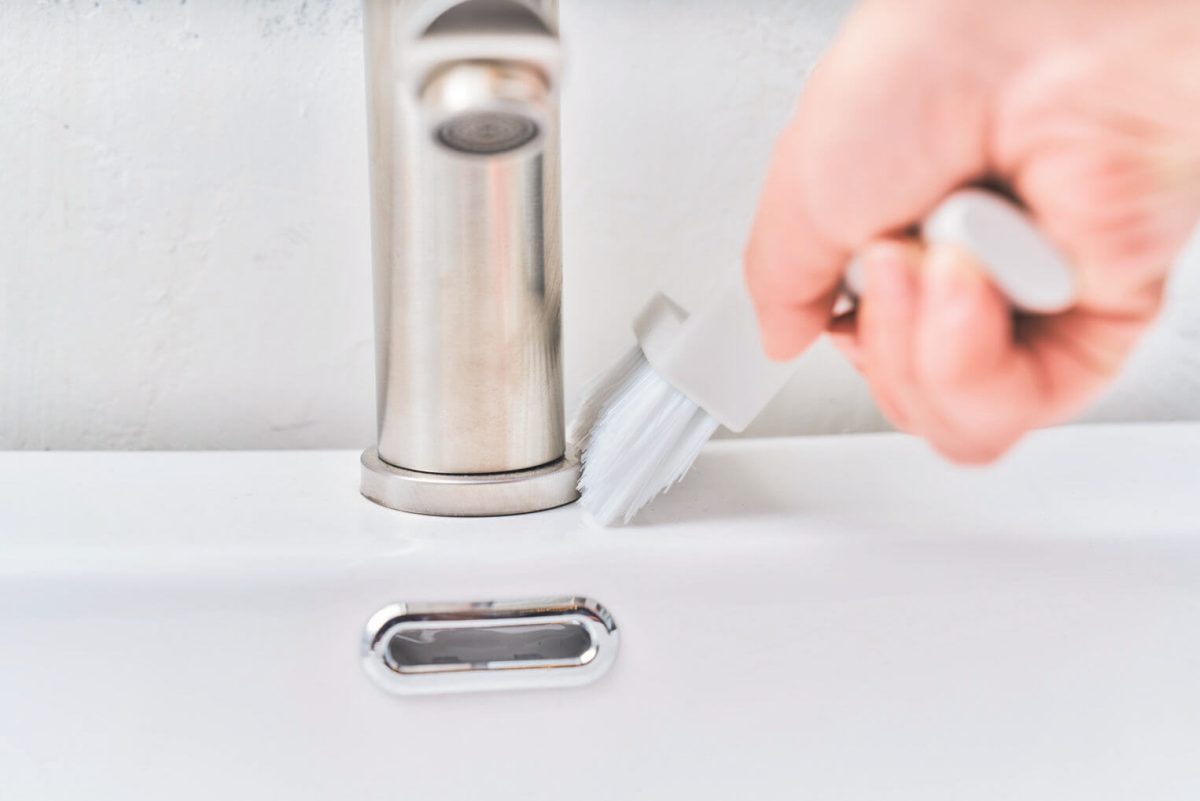 斜めカットされたブラシの先端が、溝や水栓の角にもしっかり届くから隅々まで汚れ落としができる