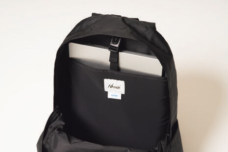 出し入れしやすい専用のPCスリーブ