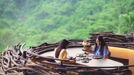 鳥の巣のような天空のダイニング！