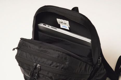 メイン収納内にPC収納も装備