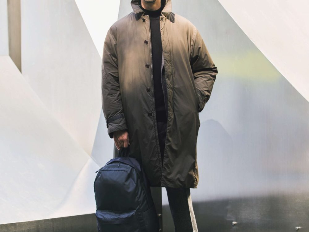 美シルエットのバルカラーコート×シンプルなデイバッグで魅せる最旬コーデ