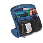 ブルーのポケットは取り出して自立でき、出張先でのデスクワークがはかどります