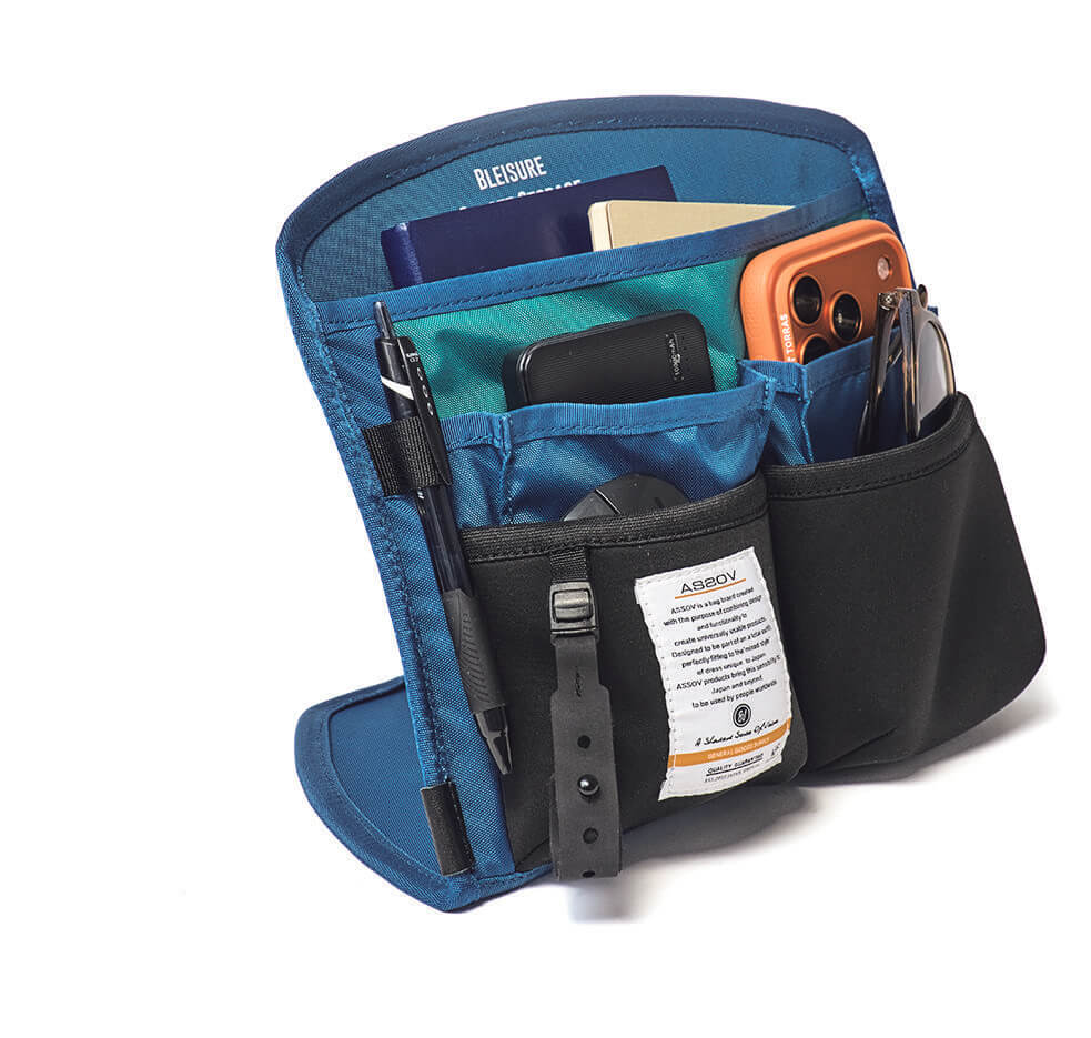 ブルーのポケットは取り出して自立でき、出張先でのデスクワークがはかどります