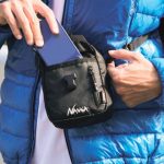 スマホが収まるフロントポケット　