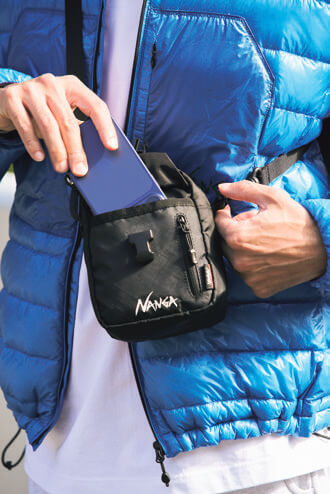 スマホが収まるフロントポケット　