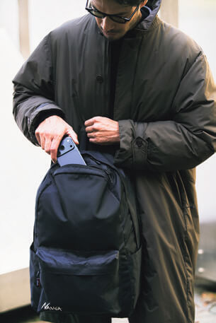 小物収納に便利なトップポケット