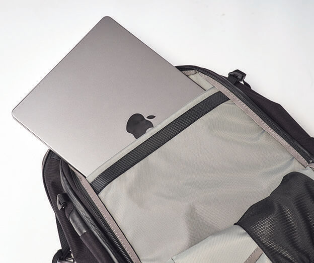 前面にガジェットルームがあり、仕事道具やPCにアクセスしやすい構造