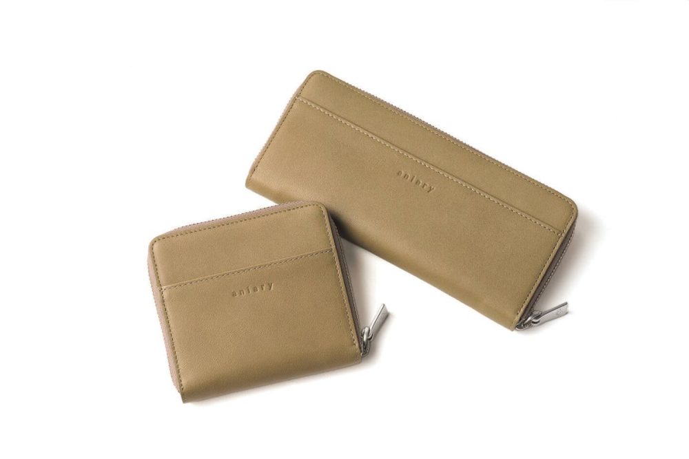 アニアリ 右:アルティザンレザー ラウンドロングジップウォレット 36-20022 左:アルティザンレザー ハーフジップウォレット 36-20021