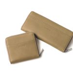 アニアリ 右:アルティザンレザー ラウンドロングジップウォレット 36-20022 左:アルティザンレザー ハーフジップウォレット 36-20021